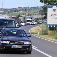 Proti mejnim prehodom s Hrvaško so se vile dolge kolone vozil.