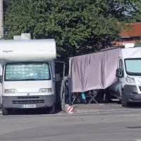 Za senco so poskrbeli tudi lastniki avtodomov, parkiranih v Izoli.