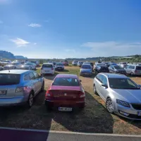 Travnato parkirišče v Strunjanu se je hitro napolnilo.