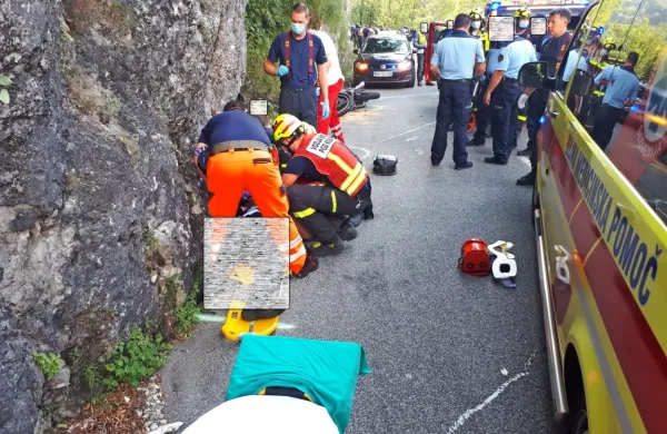 Nemški voznik je z motorjem trčil v avtodom in v dva italijanska 
kolesarja. 