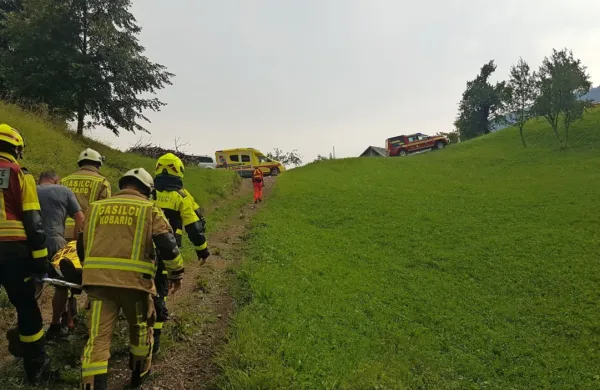 Gasilci so  poškodovanega  traktorista prenesli  do vojaškega helikopterja. 