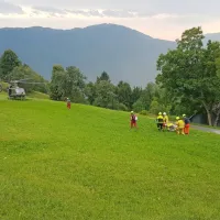 S traktorjem trčil v sadno drevo