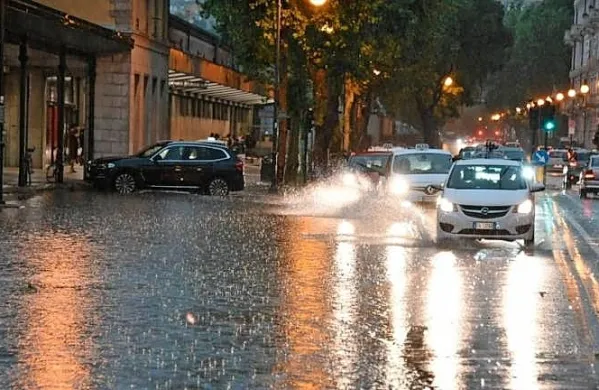 Včeraj okoli 18. ure je tudi Trst zajelo silovito neurje. Foto: 
FOTODAMJ@N