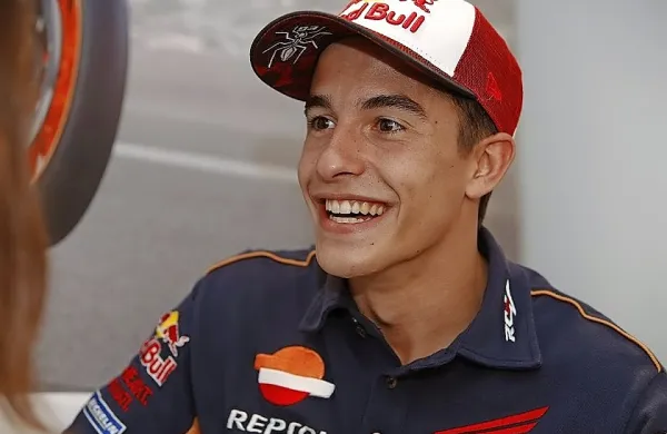 Svetovni motociklistični prvak Španec Marc Marquez je moral 
dobrih deset dni po operaciji nadlahtnice desne roke znova pod 
kirurško rezilo.