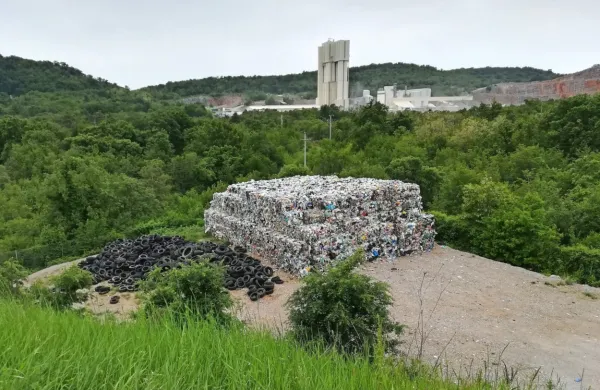 Na kupu v sežanskem centru za ravnanje z odpadki je trenutno 400 
ton odpadne mešane embalaže. 