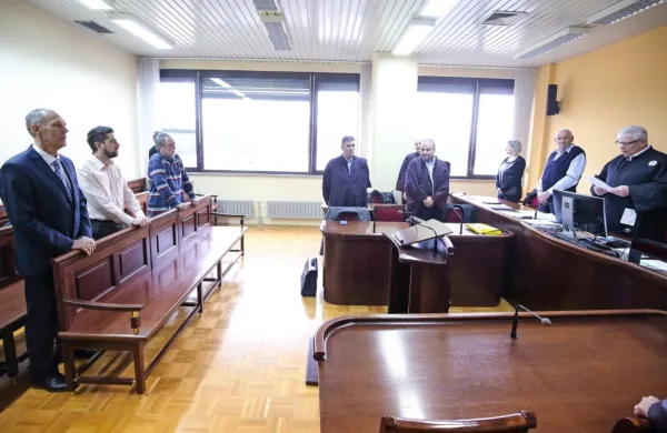 Obramba je v zadevi prebarvani Cimosovi stroji uspela s pritožbo, 
obtoženim bo sodil  povsem spremenjen senat.