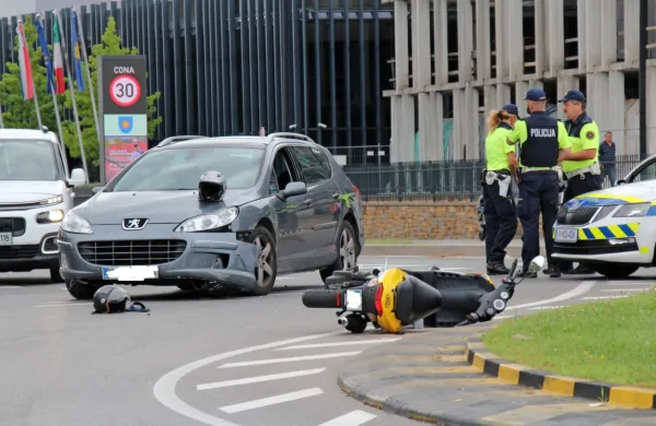 30-letna voznica avtomobila iz Kopra je danes ob 9.22 izsilila 
prednost bolgarskemu paru na mopedu v krožišču na Piranski 
ulici. (Foto: Danijel Cek)