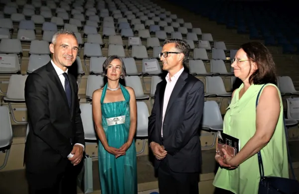 Minister za delo, družino in socialne zadeve Janez Cigler Kralj (levo) 
z ženo Klavdijo v prijetnem pogovoru s poslancem italijanske 
narodnostne skupnosti dr. Felicem Žižo in njegovo ženo Donatello.