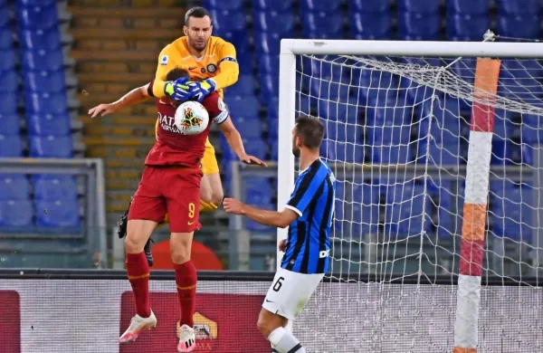 Vratar Samir Handanović se bo s soigralci iz Interja  poskušal 
prebiti v četrtfinale evropske lige prek Getafeja, Romo  pa  v 
drugem italijansko-španskem obračunu čaka dvoboj s Sevillo. 