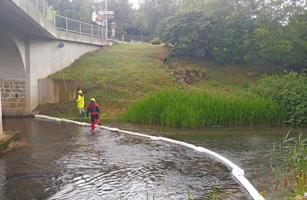 Bistriški gasilci so na Reko postavili dve  30-metrski vodni prepreki 
s pivniki in tako “popivnali” večino oljnega madeža..