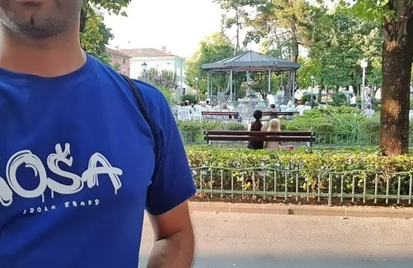 Izolski sleng so najprej zapisali v slovar, kasneje pa še na 
majice. 