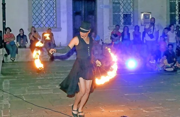 Brezplačne predstave Frivolusa bo letos gostila koprska  Taverna.