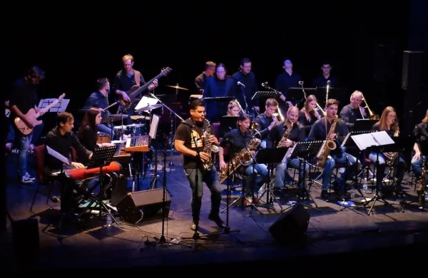  Umetniško vodenje jazz orkestra Bend-it! je prevzel mednarodno 
priznani saksofonist Lovro Ravbar in spomladi 2018 se je začelo 
skupno ustvarjanje.