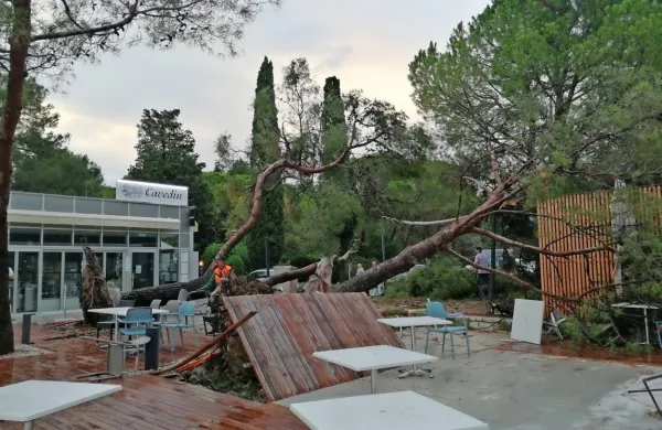 Zelo na udaru ponedeljkovega neurja je bila plaža v Strunjanu.