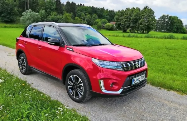 Suzuki vitara je po novem na voljo zgolj v hibridni izvedbi, ki 
prinaša nekaj manj moči in tudi nekaj prihranka pri gorivu.