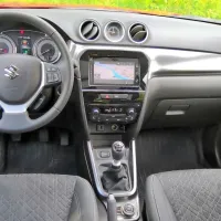 V potniški kabini ostaja bolj ali manj vse na svojem mestu. Ponuja 
dovolj prostora in udobja, le pri multimedijskem sistemu bo 
potrebnih še veliko nadgradenj. 

