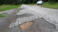 Cesto proti Skadanščini so prvič in zadnjič asfaltirali pred skoraj 40 
leti, zato je nova asfaltna prevleka več kot nujna. 