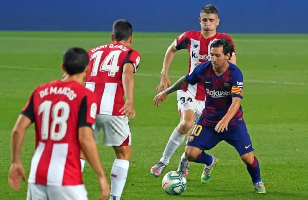 Lionel Messi (z žogo) bo poskušal jutri popeljati Barcelono v 
četrtfinale lige prvakov na dvoboju z Napolijem.