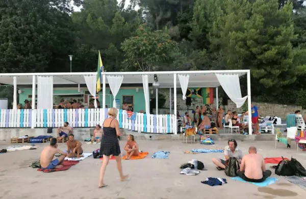 S plažo na Študentu v letošnjem poletju upravlja ankaranska 
mladina. 