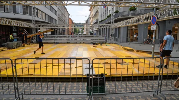 Na Slovenski cesti v Ljubljani so včeraj pripravljali prizorišče državnega prvenstva.