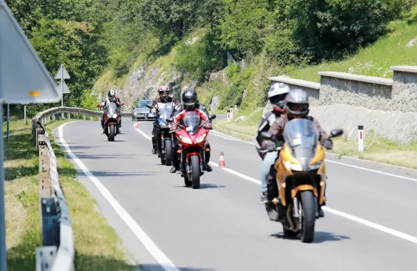Skupno so zaradi prekrškov kaznovali 18 motoristov.