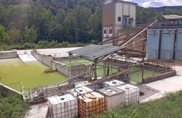 Do onesnaženja je prišlo 24. julija zjutraj, potem ko je zaradi 
napake pri obratovanju industrijske čistilne naprave družbe 
Eternit industrijska odpadna voda iz bazena za mehansko 
prečiščeno odpadno vodo odtekala v vodovodno omrežje.