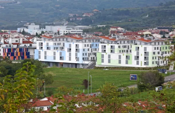Očitke, da je kupec z domnevnimi dobrimi povezavami do župana 
Danila Markočiča do parcele v Livadah prišel hitro in poceni, v 
izolski občinski upravi zavračajo.