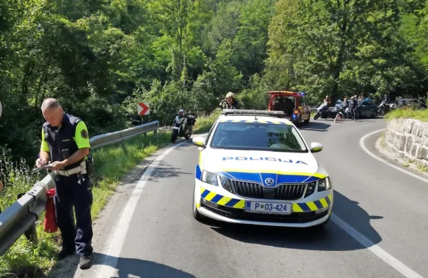 Z motorjem čez ograjo v potok