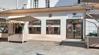 Občinski lokal, v katerem je bila mesnica, že dve leti sameva. V poletnih mesecih mesarji še imajo nekaj zaslužka, pozimi  pa samo 
životarijo. 