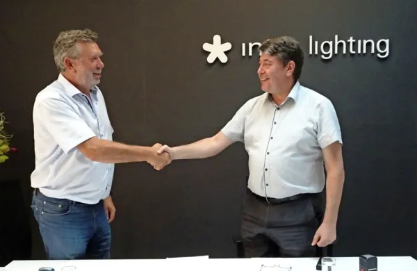 Pogodbo sta danes podpisala predsednik družbe Intra lighting, 
Marino Furlan, in župan Občine Šempeter-Vrtojba,  Milan Turk. 