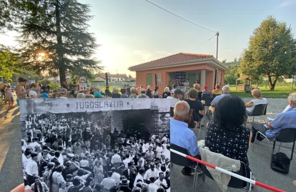 Obiskovalci so domov med drugim odnesli spominsko razglednico 
s fotografijo legendarnega goriškega studia Altran. 