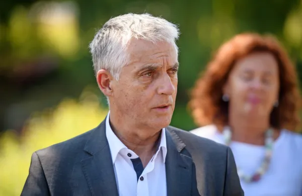 Predsednik sveta Desusa in minister za zdravje Tomaž Gantar 
meni, da bi bil odstop Aleksandre Pivec   časten izhod 