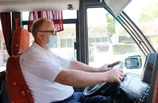 Zaradi zaščitnih mask se voznikom avtobusov rosijo očala, kar 
zmanjšuje preglednost in posledično tudi varnost.