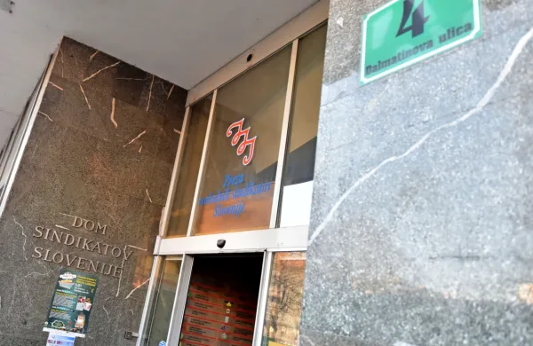 Delavci se med dopustom niso dolžni odzivati na klice delodajalcev, pravijo v ZSSS.