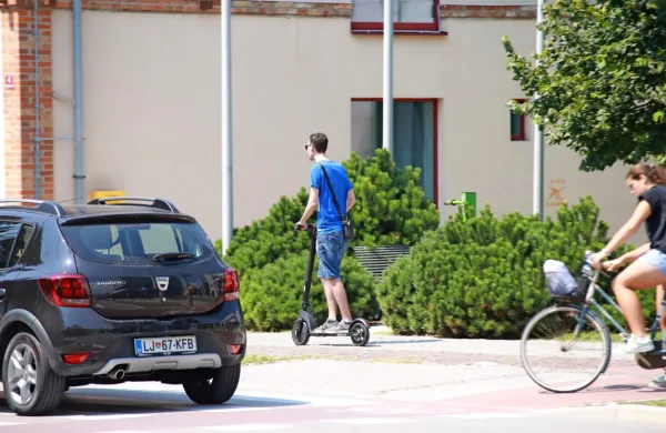 Bomo že letos ob rdeči luči lahko zavijali desno?
