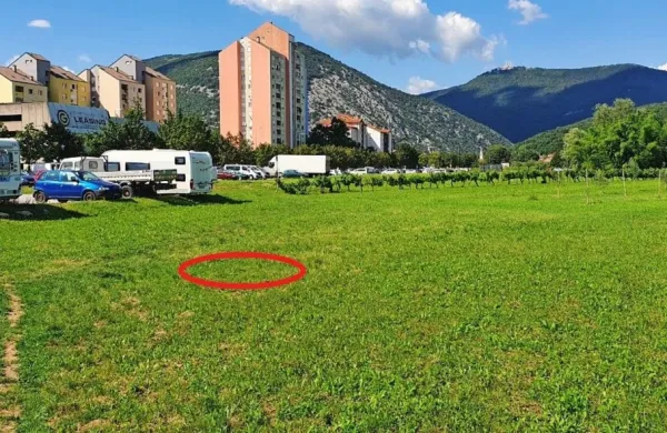 Prvi koraki za pozidavo travnika pred Perlo?