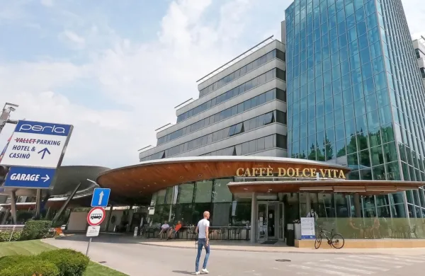 Več kot 1100 Hitovih zaposlenih na Goriškem se je že vrnilo na 
delo. Ta konec tedna  pričakujejo več gostov, predvsem iz Italije.