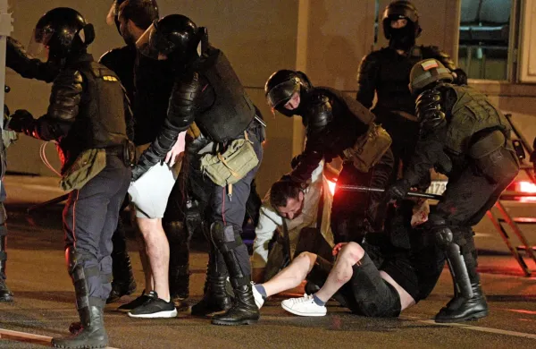 Tudi minulo noč je beloruska policija nasilno obračunala s 
protestniki.
