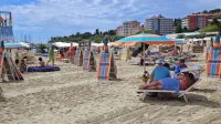 Ob koncih tedna, zvečer in ponoči, ko se plaže spraznijo, so 
večkrat prizorišče kršitev javnega reda in miru.