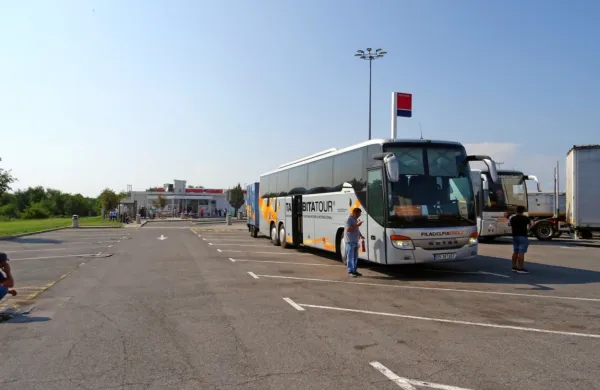 Na avtocestnem počivališču pri Povirju so 45-letno Romunko njeni 
rojaki z zvijačo spravili ob 2900 evrov, naslednji dan pa je bila 
tatinska trojica že v lisicah. 