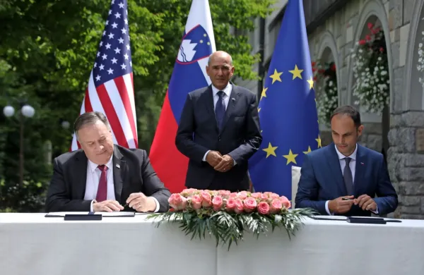 Slovenski zunanji minister Anže Logar in ameriški državni sekretar 
Mike Pompeo sta  podpisala izjavo o varnosti omrežij 5G.
