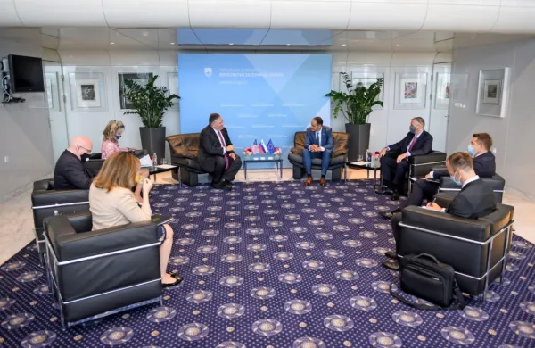 Pompeo in Logar poudarila pomen okrepljenega strate&scaron;kega dialoga