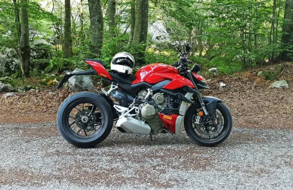 Cena se začne pri slabih 22 tisočakih. Če bi želeli izpuh s 
slovenskim podpisom, to pomeni še dodatnih debelih pet tisočakov. Takšen motocikel ima trenutno v Sloveniji šest lastnikov.
