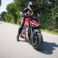 Ducati V4 streetfighter je trenutno eden oblikovno in tehnološko 
najbolj dovršenih motociklov, ki je namenjen tudi nežnejšemu 
spolu. Predpogoj zanj je veliko vozniških izkušenj.