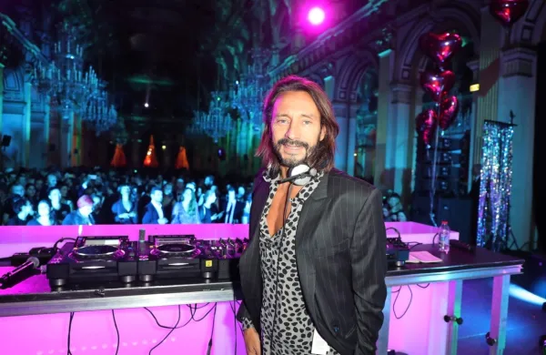 Danes  ob 23. uri bo v klubu Cantera social v Sesljanu nastopil 
svetovno znani DJ Bob Sinclar.