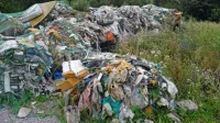 Odpadki, ki so jih pred skoraj petimi meseci pripeljali k udornici 
Risnik v Divačo, so še vedno tam. Gasilci so jih prekrili z mrežo, da 
jih burja ne raznaša. 