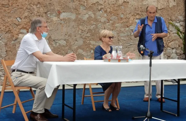 Ivan Vogrič (na fotografiji levo) je skupaj z Aleksandrom Peršoljo   
(desno) zaslužen ne samo za ovrednotenje  književnika Josipa 
Tavčarja, čigar delo je v Dutovljah  predstavila Bogomila Kravos (v 
sredini), temveč tudi nekaterih drugih osebnosti iz Dutovelj in 
okoliških vasi. 