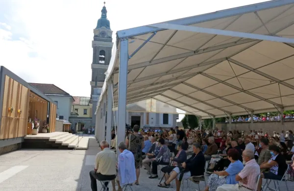 Na Brezjah je  okoli 3000 ljudi prisluhnilo pridigi ljubljanskega 
nadškofa metropolita Stanislava Zoreta.