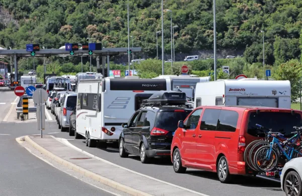 Vozniki za vstop v Slovenijo iz Hrvaške čakajo tudi tri ure. 
Fotografija je simbolična.
