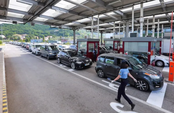 Danes je znova pričakovati gnečo na mejnih prehodih z Avstrijo in 
Hrvaško.